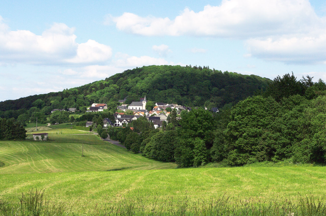 Aremberg verbindet vieles, was einen Aufenthalt im Junkerhaus besonders macht: die ruhige Lage, die Nähe zur Natur, historische Spuren und ein Dorf, das seinen Charakter bewahrt hat. Wer hier ein paar Tage verbringt, entdeckt die Eifel nicht nur als Landschaft, sondern auch als gewachsenen Lebensraum.