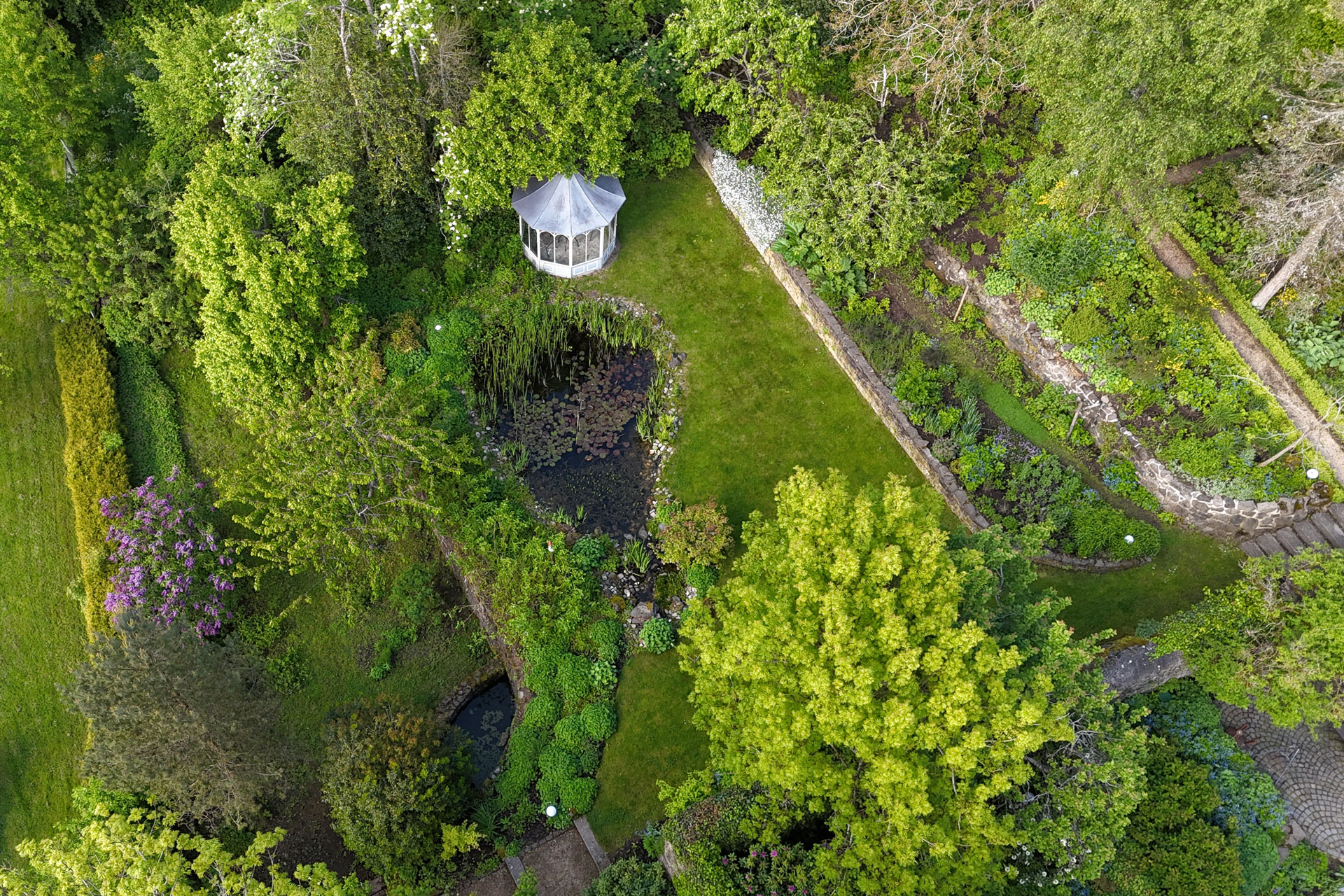 Gartenanlage am historischen Anwesen mit ruhiger Atmosphäre und Naturanschluss Gartenanlage am historischen Anwesen mit ruhiger Atmosphäre und Naturanschluss