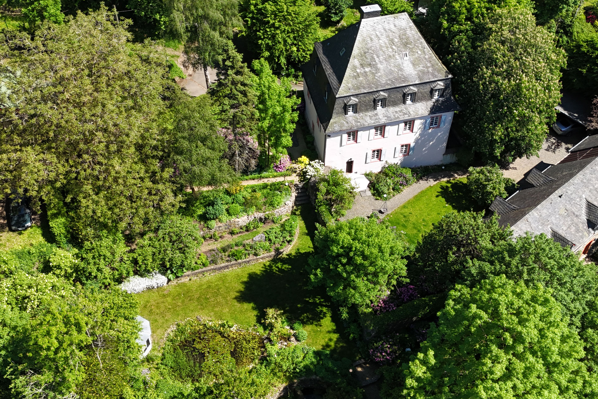 Entdecken Sie das Junkerhaus auf dem Aremberg: ein historisches Ferienhaus mit Denkmalcharakter, großzügigen Räumen, ruhiger Lage und besonderer Atmosphäre in der Eifel.