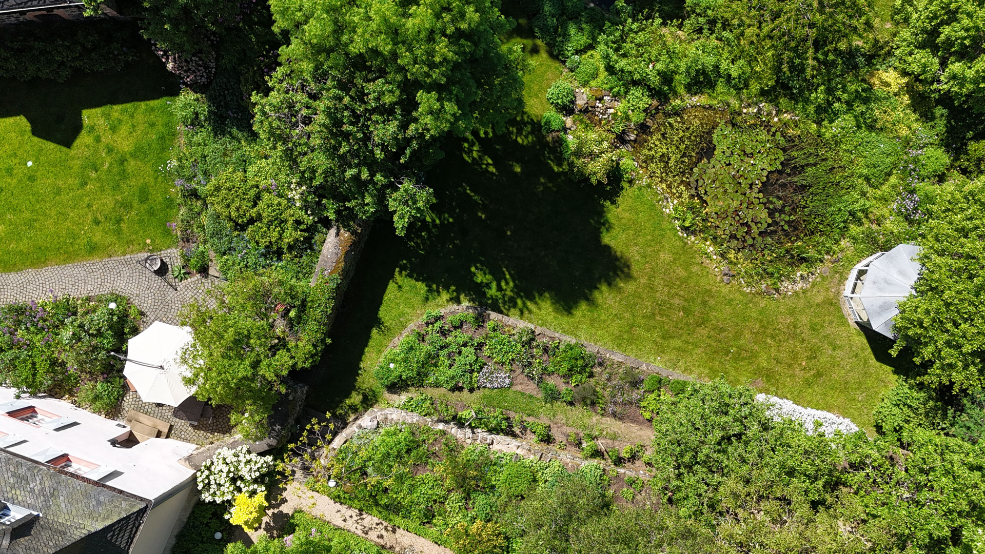 Zum Junkerhaus gehört ein großer, liebevoll angelegter Garten, der unseren Gästen in weiten Teilen offensteht. Zwischen alten Bäumen, Sitzplätzen und wechselnden Ausblicken entsteht ein Außenraum, der zum Ankommen, Verweilen und zur Ruhe einlädt.