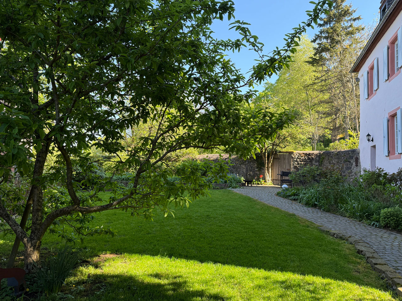 Rund um das Junkerhaus gibt es viele Möglichkeiten, die Eifel auf eigene Weise zu erleben. Rund um das Junkerhaus gibt es viele Möglichkeiten, die Eifel auf eigene Weise zu erleben.