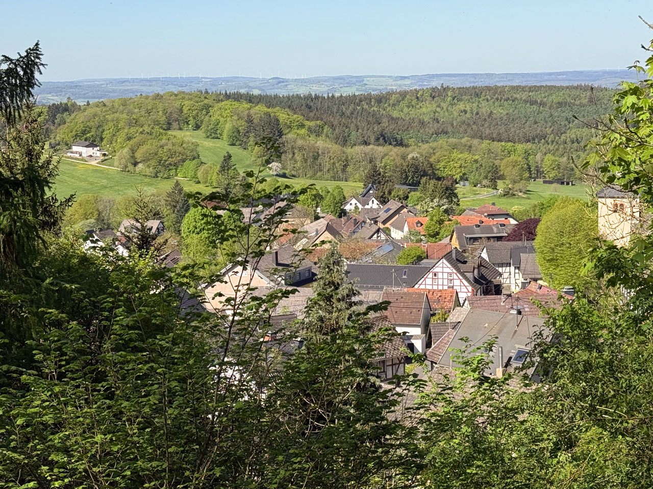 Direkt rund um das Junkerhaus zeigt sich, was diesen Platz ausmacht: die Nähe zur Burgruine, der gewachsene Ortskern, stille Wege und immer wieder Ausblicke über die Landschaft. So beginnt das Erkunden nicht erst nach einer Autofahrt, sondern unmittelbar vor der Haustür. Rund um das Junkerhaus beginnen Wege, die Aremberg, die Burgruine und die Landschaft der Hocheifel auf ruhige Weise erlebbar machen.