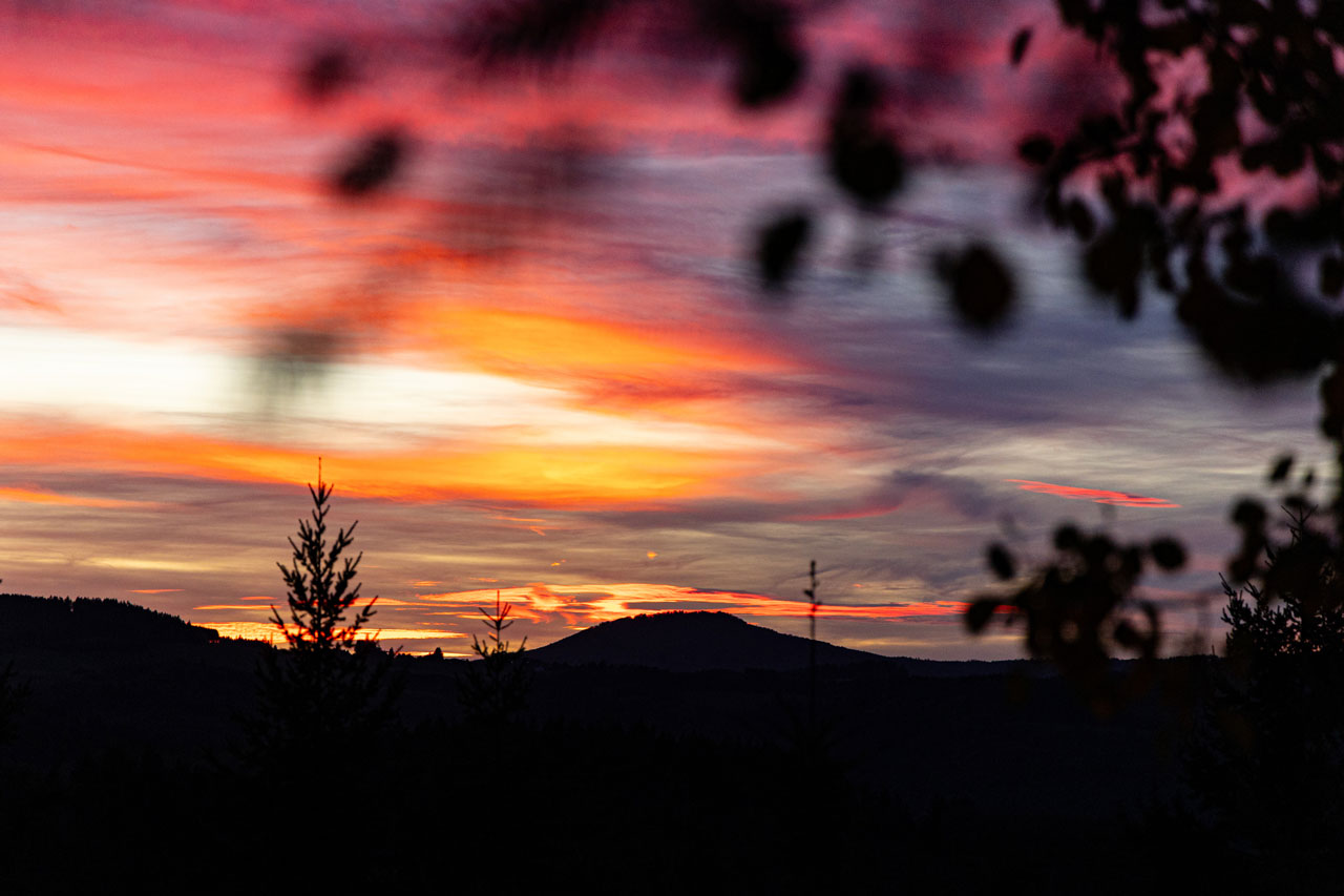 Der Aremberg ist der höchste Berg der Ahreifel und liegt nahe am Übergang zur Vulkaneifel.