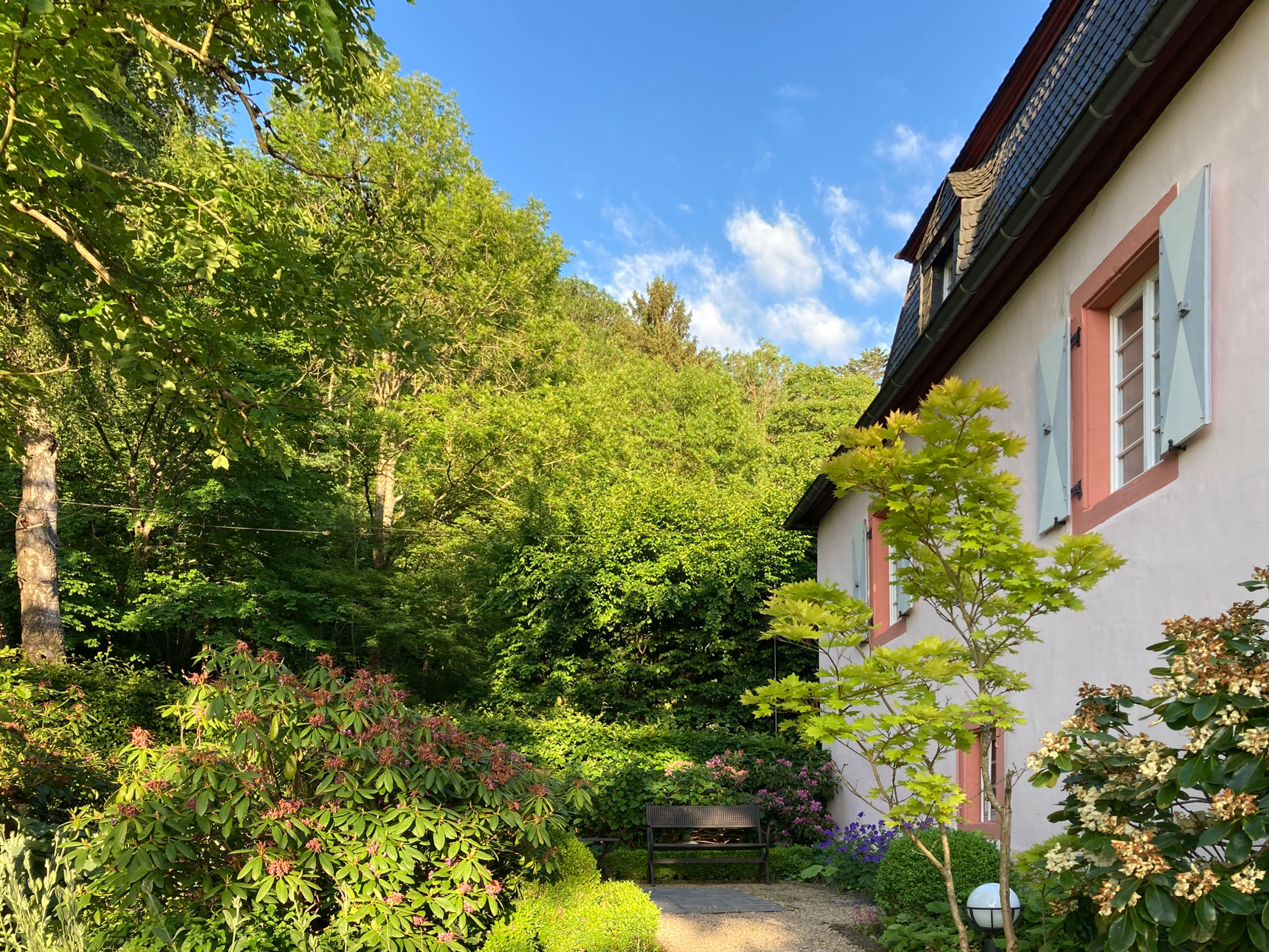 Prüfen Sie die Verfügbarkeit oder nehmen Sie Kontakt auf, wenn Sie Fragen zum Haus oder zu Ihrem Aufenthalt haben.