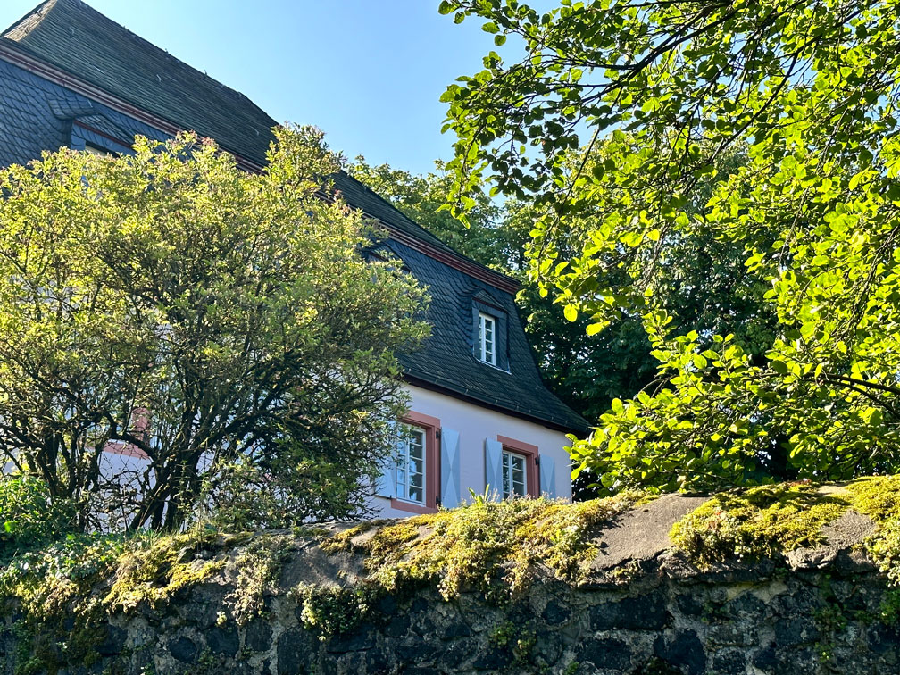 Prüfen Sie die Verfügbarkeit, informieren Sie sich über Preise oder nehmen Sie Kontakt auf, wenn Sie Fragen zur Aufteilung, Ausstattung oder Belegung haben.